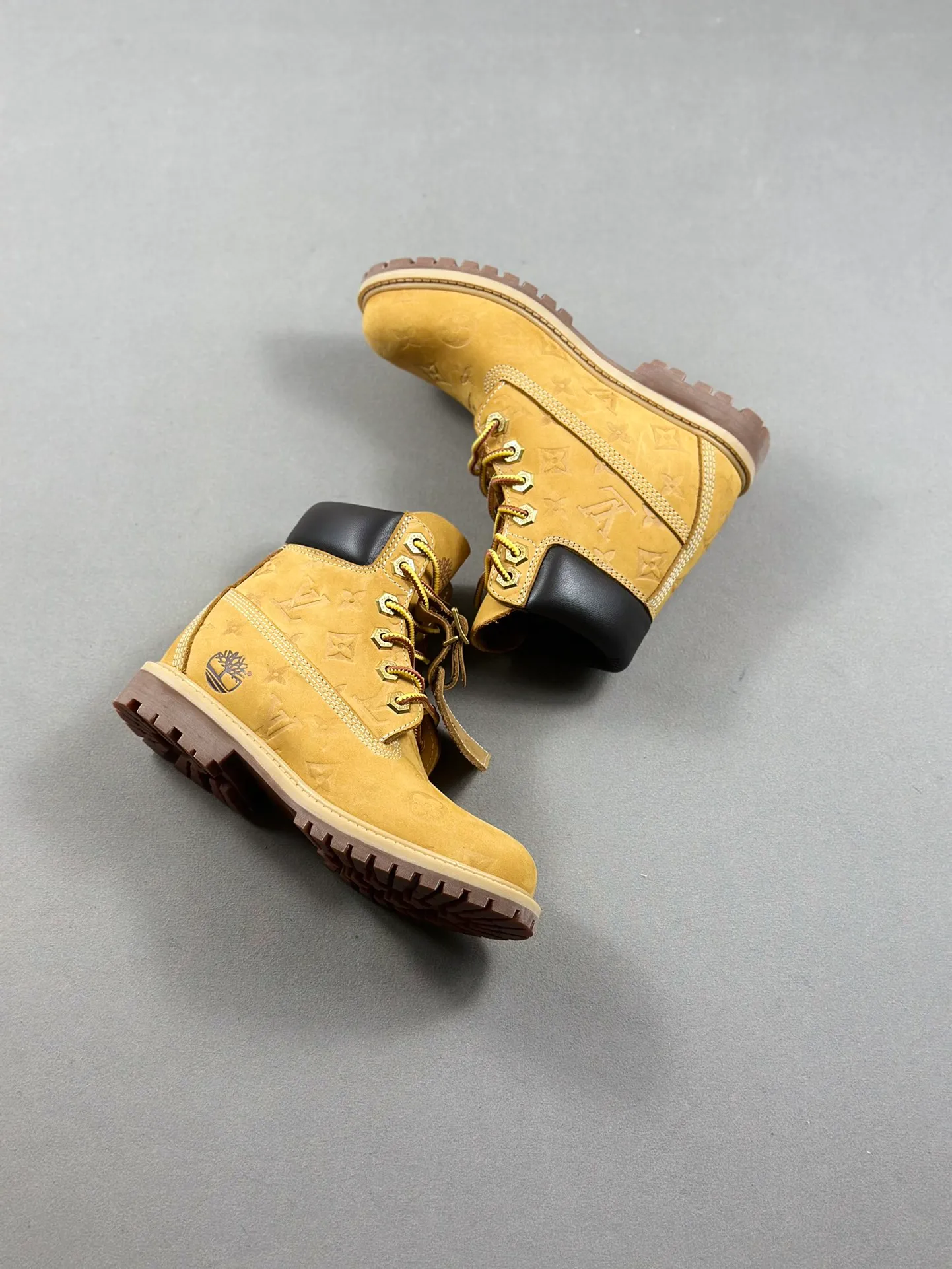 Local pick-up 💰1100 supports delivery. The same style of Jiaer is pure and original. Produced by Zhongshan Factory. Louis Vuitton As the first collaboration between the two parties, this shoe redefines the classic design of Timberland's 6-inch rhubarb boots. Timberland/Timberland's 6-inch all-over presbyopic rhubarb boots pay homage to the classic yellow boot shape of the 1996 Grandmaster Flash. Original hardware molded lace buckles. Newly upgraded top-notch craftsmanship. OEM by Zhongshan factory. Original imported leather. Independent private mold outsole, correct logo, not the wrong version on the market. Original and consistent full head-layer nubuck leather collar. All cow lining Brand new original packaging shoe box Exclusive supply to the market Official item number: 1AD7YN Size: 35 36 37 38 39 40 41 42 43 44 45 46